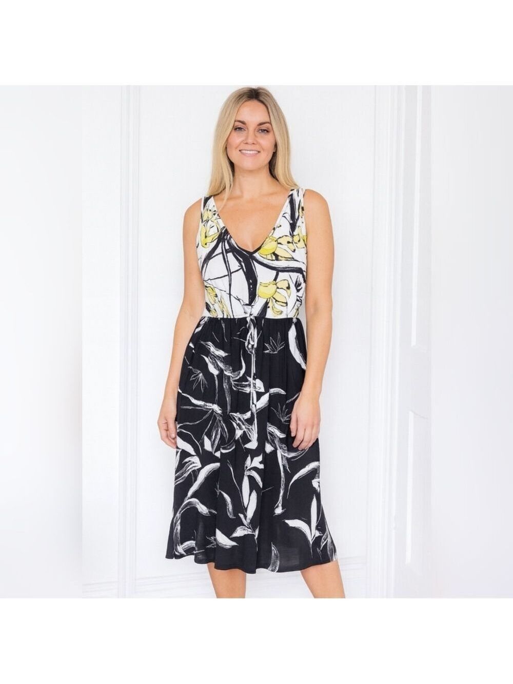 Smash tropical print midi length. Black & Yellow with waist tie. size XL. EUC